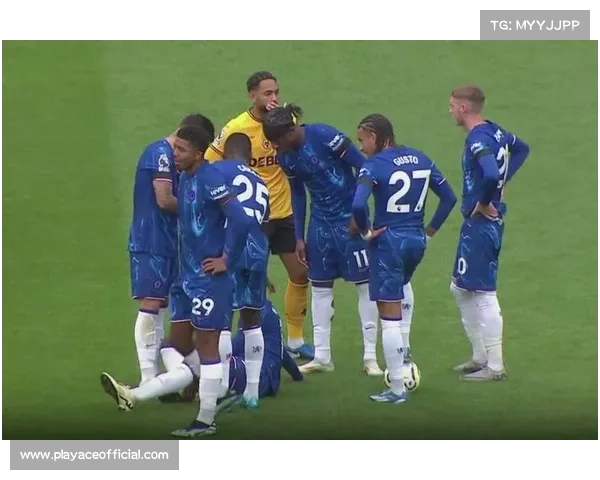 伯恩利升级狂欢酿冲突！球迷围堵谢菲联大巴引发争议