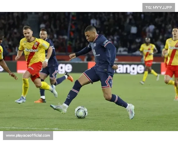 巴黎圣日耳曼主帅场边指导引发热议 战术安排彰显教练功力 巴黎圣日耳曼主帅场边指导引发热议 战术安排彰显教练功力