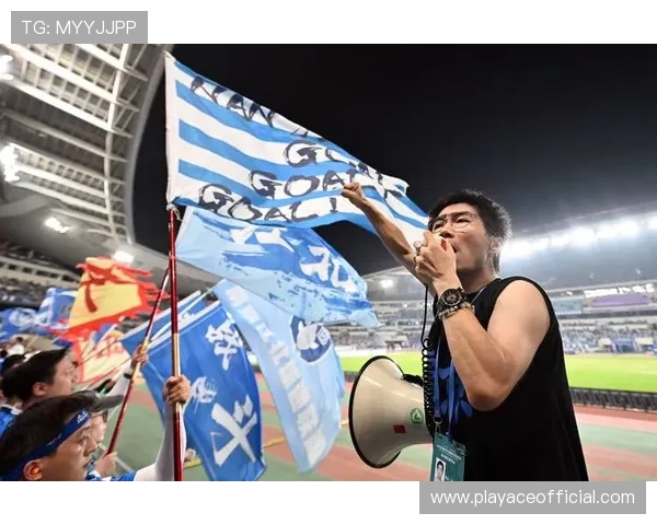 欧洲杯赛后身披队旗绕场致谢球迷 感动无数观众泪目久久不愿离去