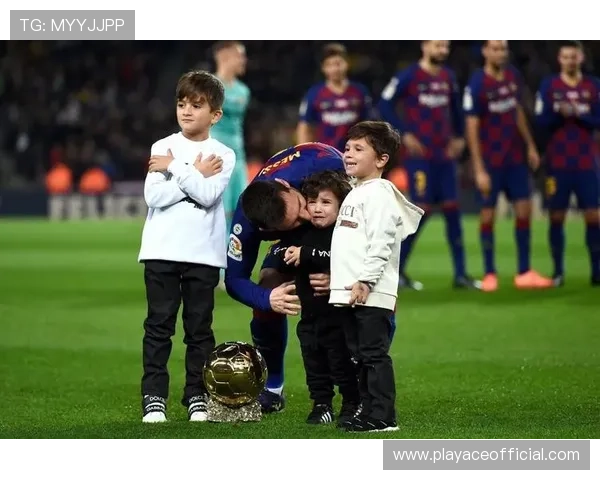 金球奖得主击掌球迷绕场一周 激动人心的现场氛围掀起高潮